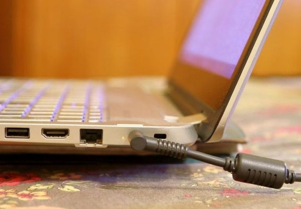 Forma de carregar o laptop pode alterar a vida útil da bateria: com mais gente trabalhando de casa e usando estes computadores o dia todo, é hora de sanar as dúvidas sobre como aumentar longevidade (Foto: Getty Images)