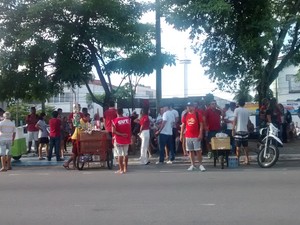 Primeiros manifestantes chegam ao Liceu Paraibano, em João Pessoa (Foto: Krystine Carneiro/G1)