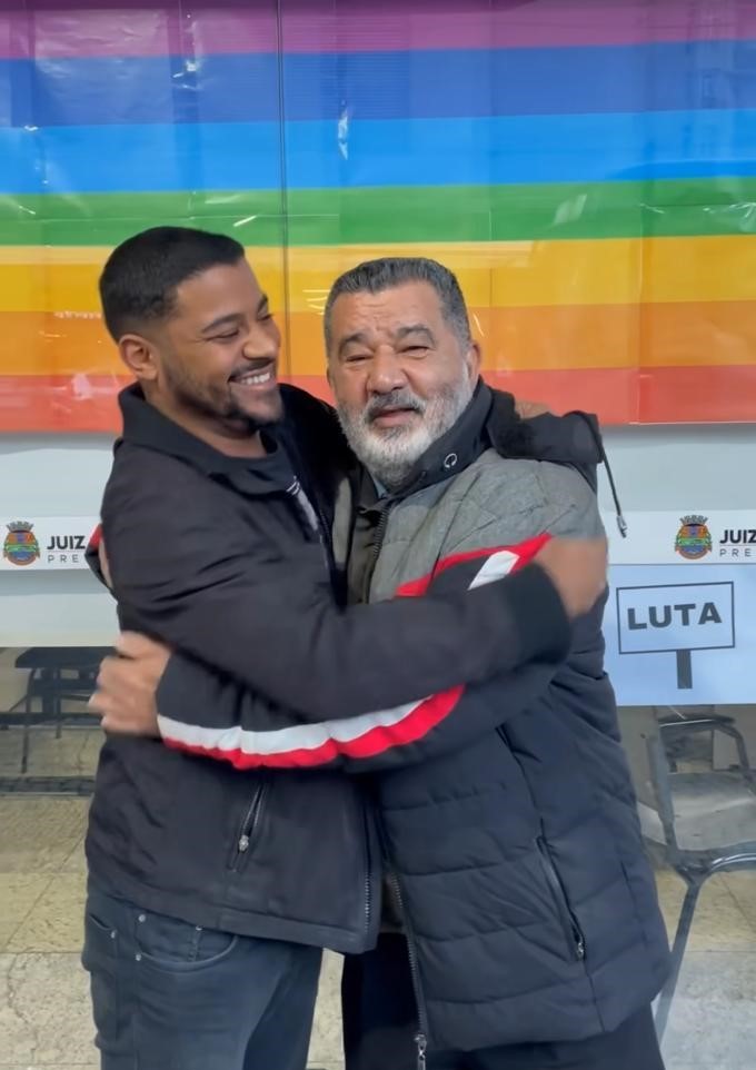 Foto De Pai Em Frente Bandeira Gay Apoiando Namoro Do Filho Viraliza