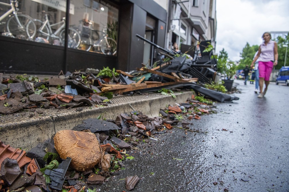 Tempestades violentas atingiram o oeste da Alemanha, destruindo casas e derrubando árvores e carros — Foto: David Inderlied/DPA via AP