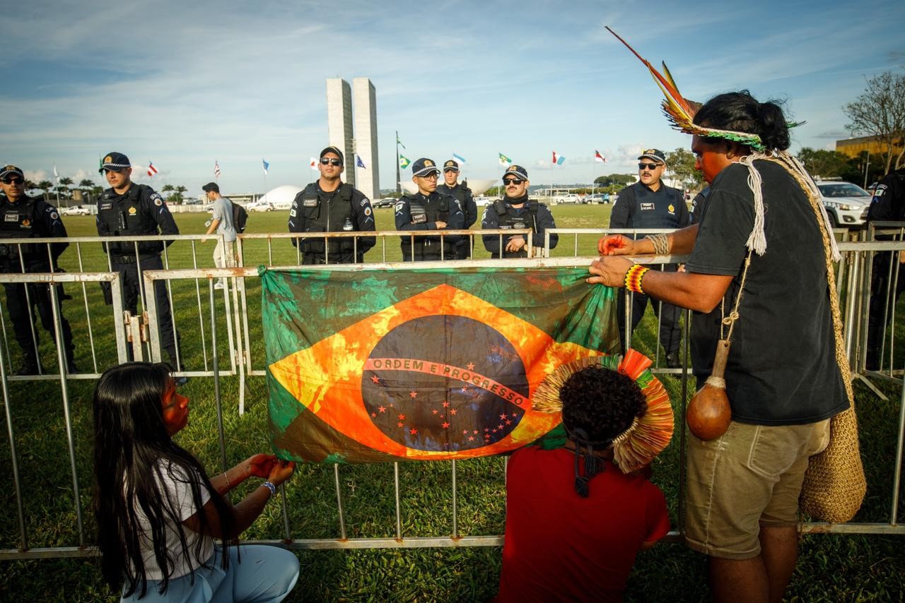Indígenas protestam contra projeto do marco temporal em Brasília — Foto: Brenno Carvalho/Agência O Globo