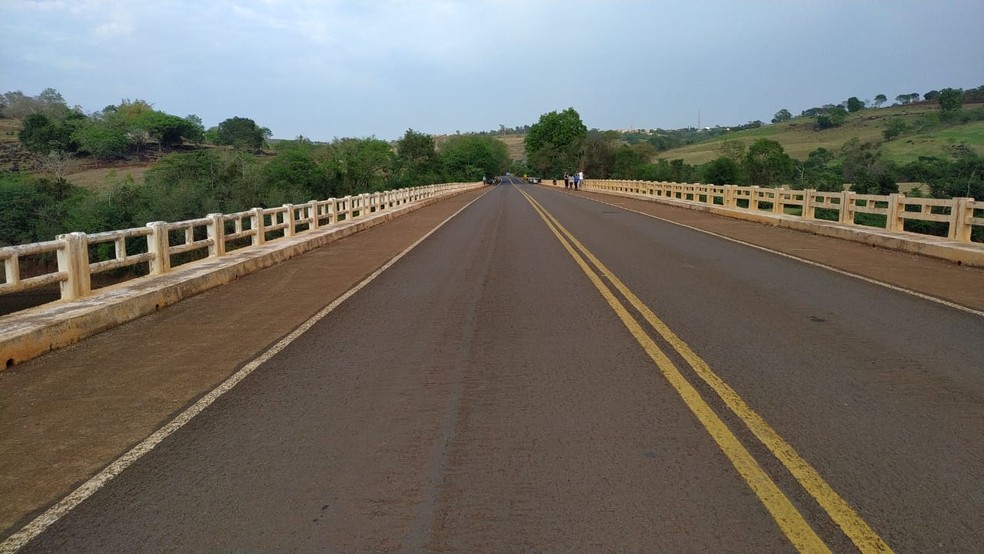 Trecho do rio onde houve o acidente fica perto dessa ponte, que liga Formosa do Oeste a Quarto Centenário — Foto: Leandro Rodrigues de Oliveira/Arquivo pessoal