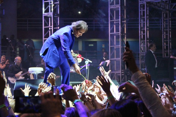 Roberto Carlos emociona público com desfile de hits durante show em Manaus  | Amazonas | G1