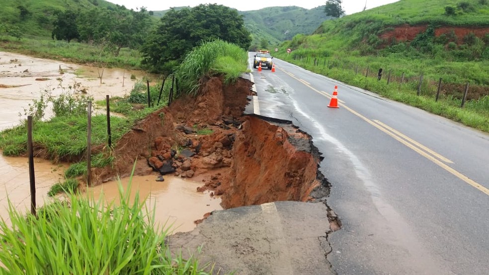 Parte da estrada desabou após a chuva entre a cidade de São João do Manteninha e Central de Minas — Foto: Polícia Militar Rodoviária/Divulgação