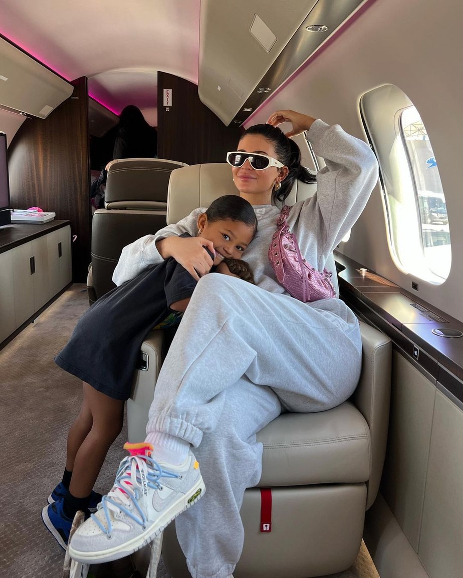 Kylie Jenner com a filha, Stormi, dentro de seu jatinho