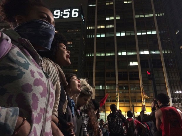 Manifestantes se reúnem em frente ao prédio onde fica o escritório da Presidência na Avenida Paulista (Foto: Roney Domingos/G1)