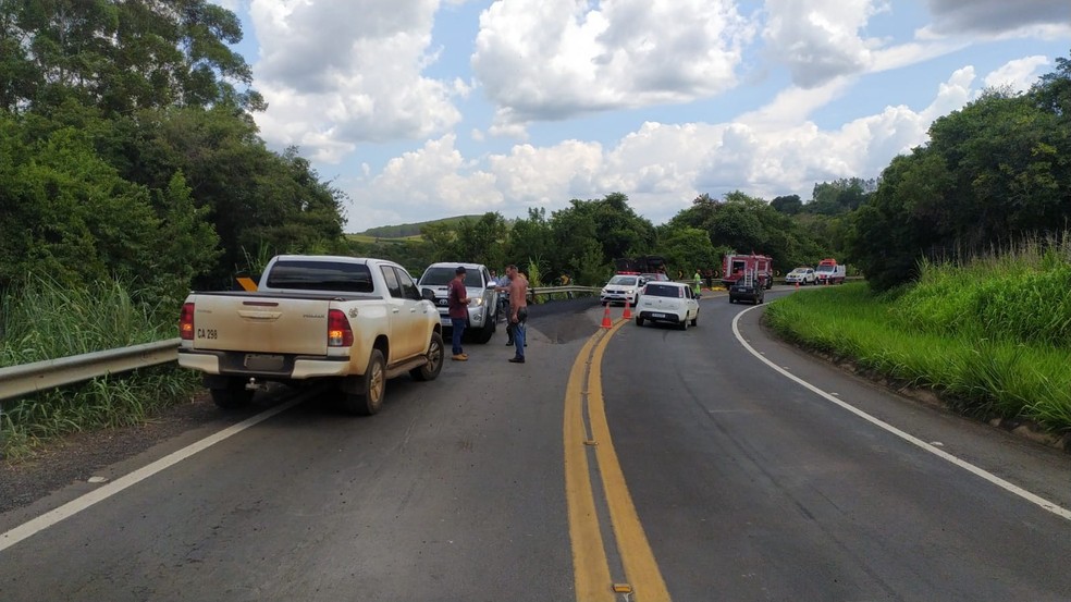 Acidente entre caminhão carregado com massa asfáltica e caminhonete provoca interdição em rodovia de Fartura  — Foto: Arquivo Pessoal 