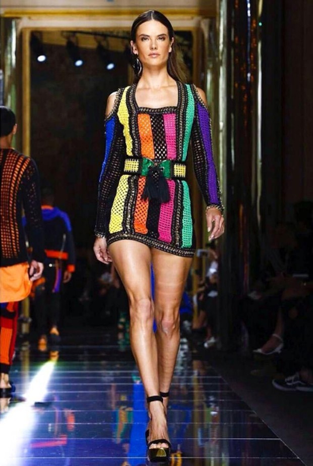 Alessandra Ambrósio na Paris Fashion Week (Foto: Reprodução)