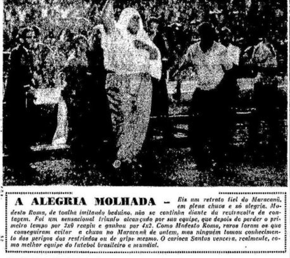 Pai do ex-presidente Modesto Roma Junior é o homem de branco, todo coberto, na chuva e na festa santista — Foto: Reprodução