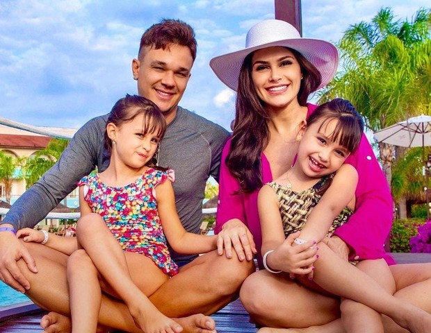 Leandro com Natália Guimarães e filhas (Foto: Instagram)