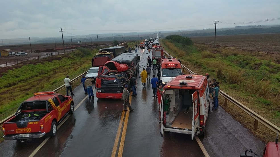 Acidente entre três carretas e van, deixam 9 feridos na BR-463, em Dourados (MS) — Foto: Adilson Domingos