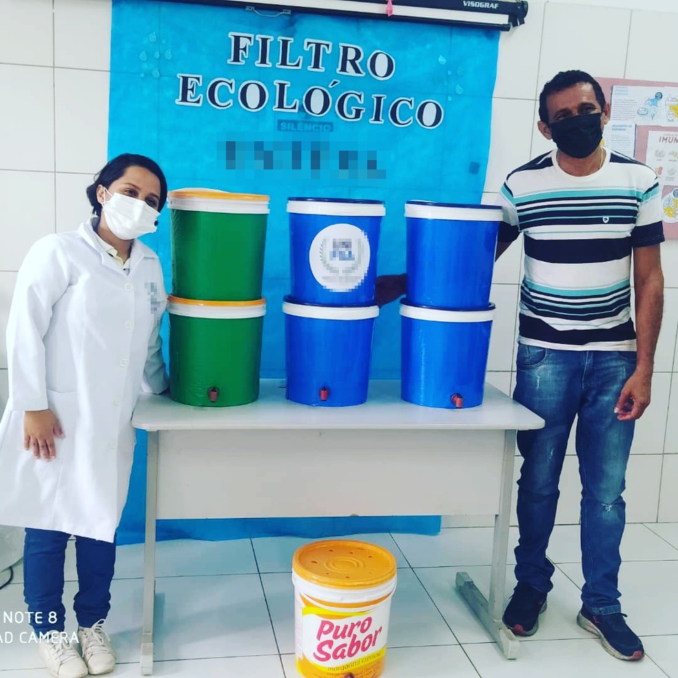 Estudante Elayne Pereira e Adalberto Paz doaram filtros para famílias carentes no Piauí — Foto: Arquivo pessoal/Elayne Pereira