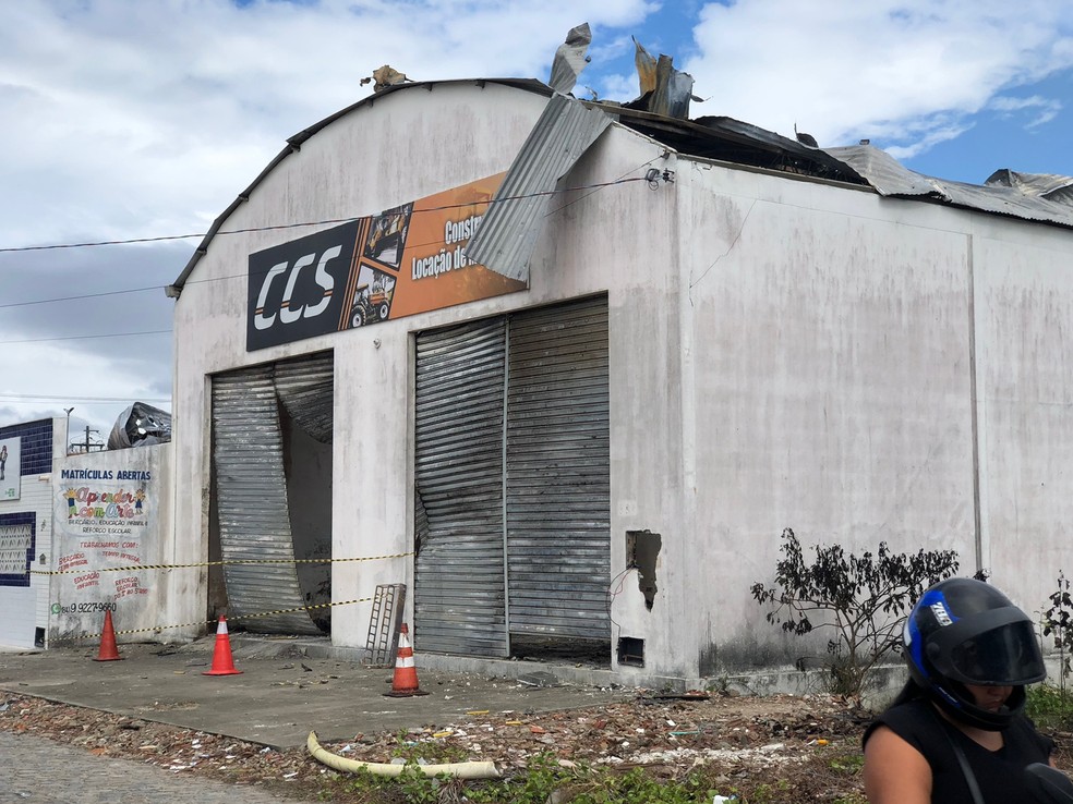 Entrada de galpão destruído por incêndio é interditada pelo Corpo de Bombeiros em Parnamirim — Foto: Vinícius Marinho/Inter TV Cabugi