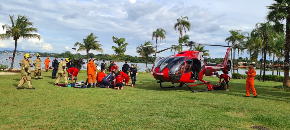 Helicóptero do Corpo de Bombeiros; militares prestam socorro à mulher que caiu de lancha no Lago Paranoá, no DF — Foto: CBMDF/Divulgação