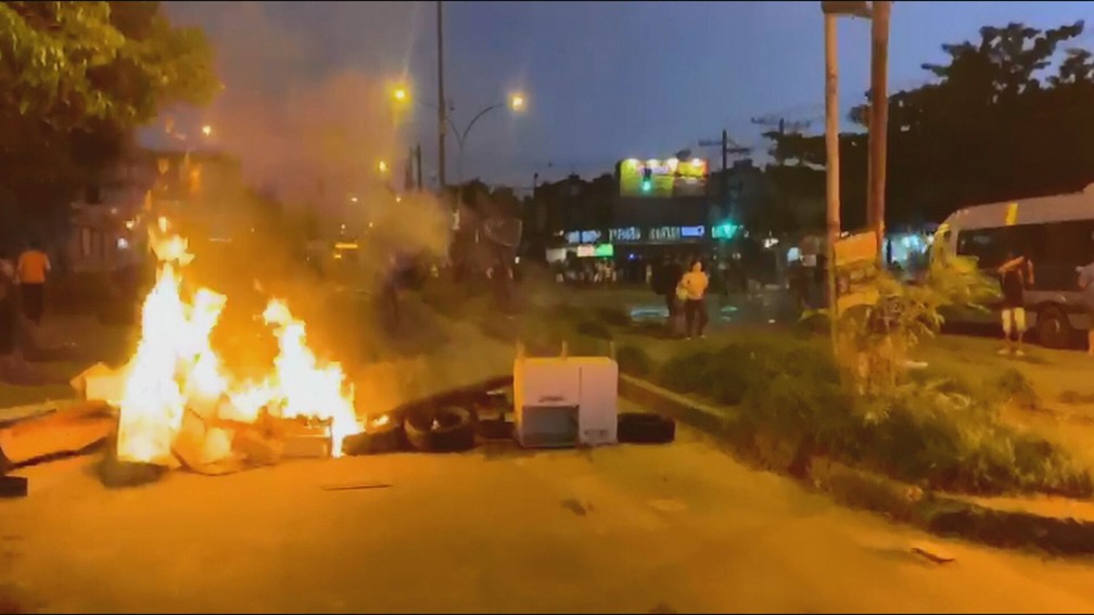 Barricada em Rio das Pedras, Zona Oeste do Rio — Foto: Reprodução/TV Globo