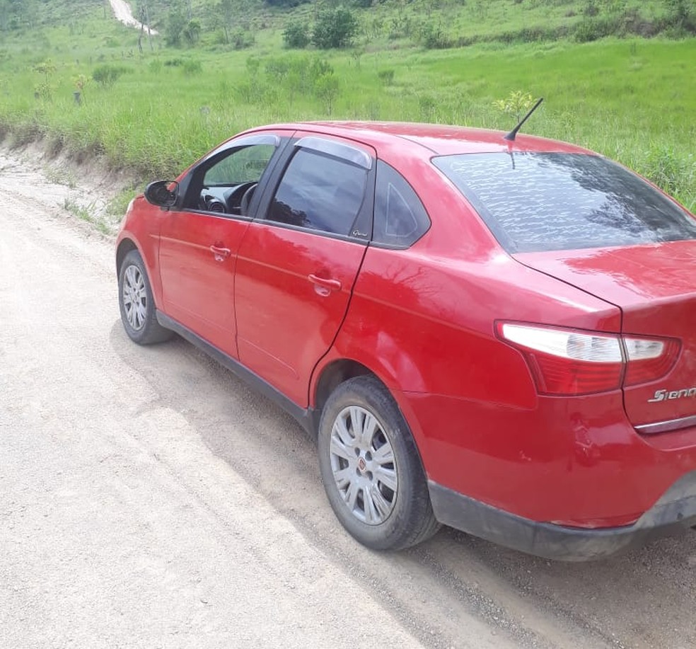 Carro de vÃ­tima foi localizado em estrada no interior  â?? Foto: DivulgaÃ§Ã£o/PolÃ­cia Civil 
