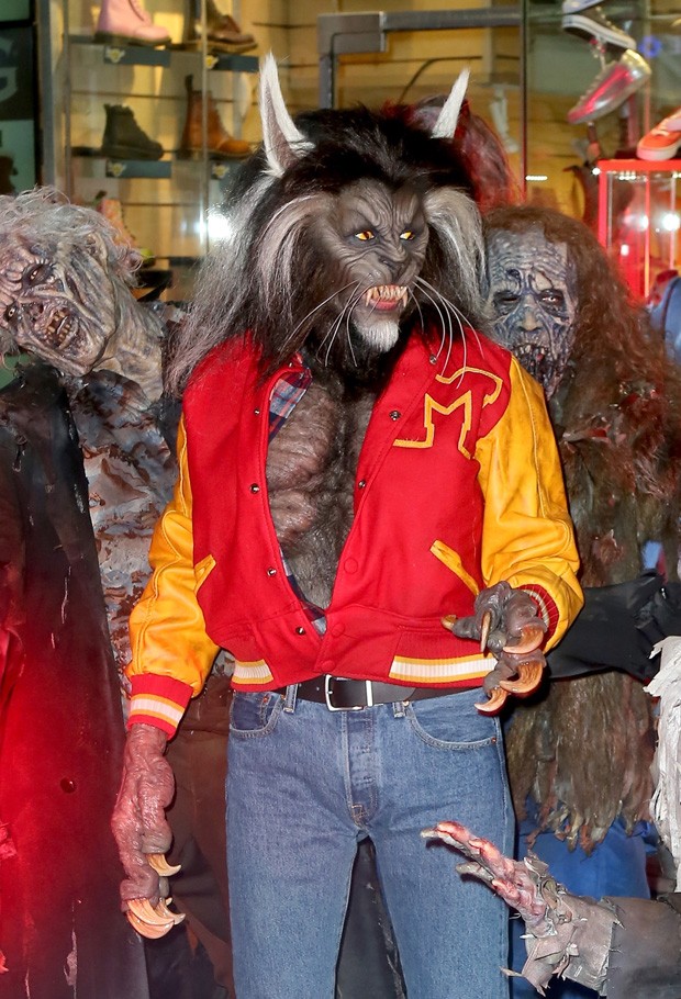 Heidi Klum homenageia Michael Jackson e vai de lobisomem à sua festa de Halloween (Foto: BackGrid)