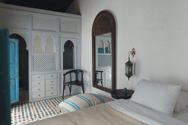 O armário do quarto traz desenhos característicos do Marrocos (Foto: Lufe Gomes / Editora Globo)