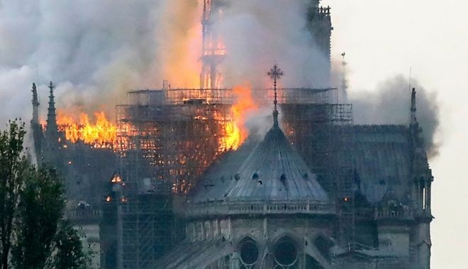 Catedral de Notre-Dame, com mais de 850 anos, foi consumida pelo fogo nesta segunda-feira (Foto: AFP via BBC)