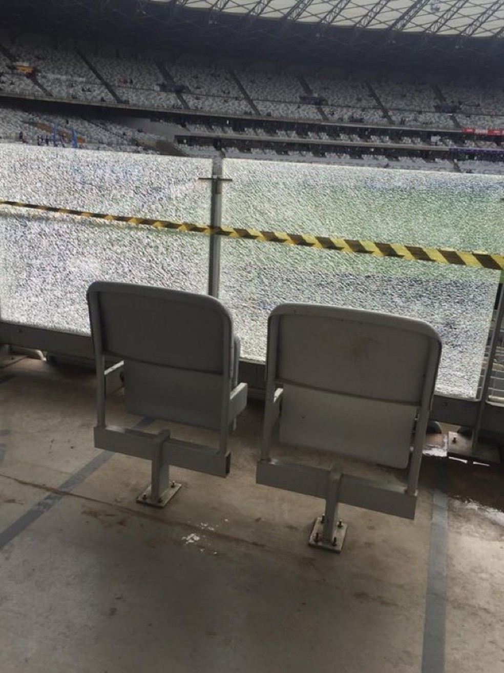 MineirÃ£o tem vidros quebrados no setor de cadeirantes â Foto: Arquivo pessoal