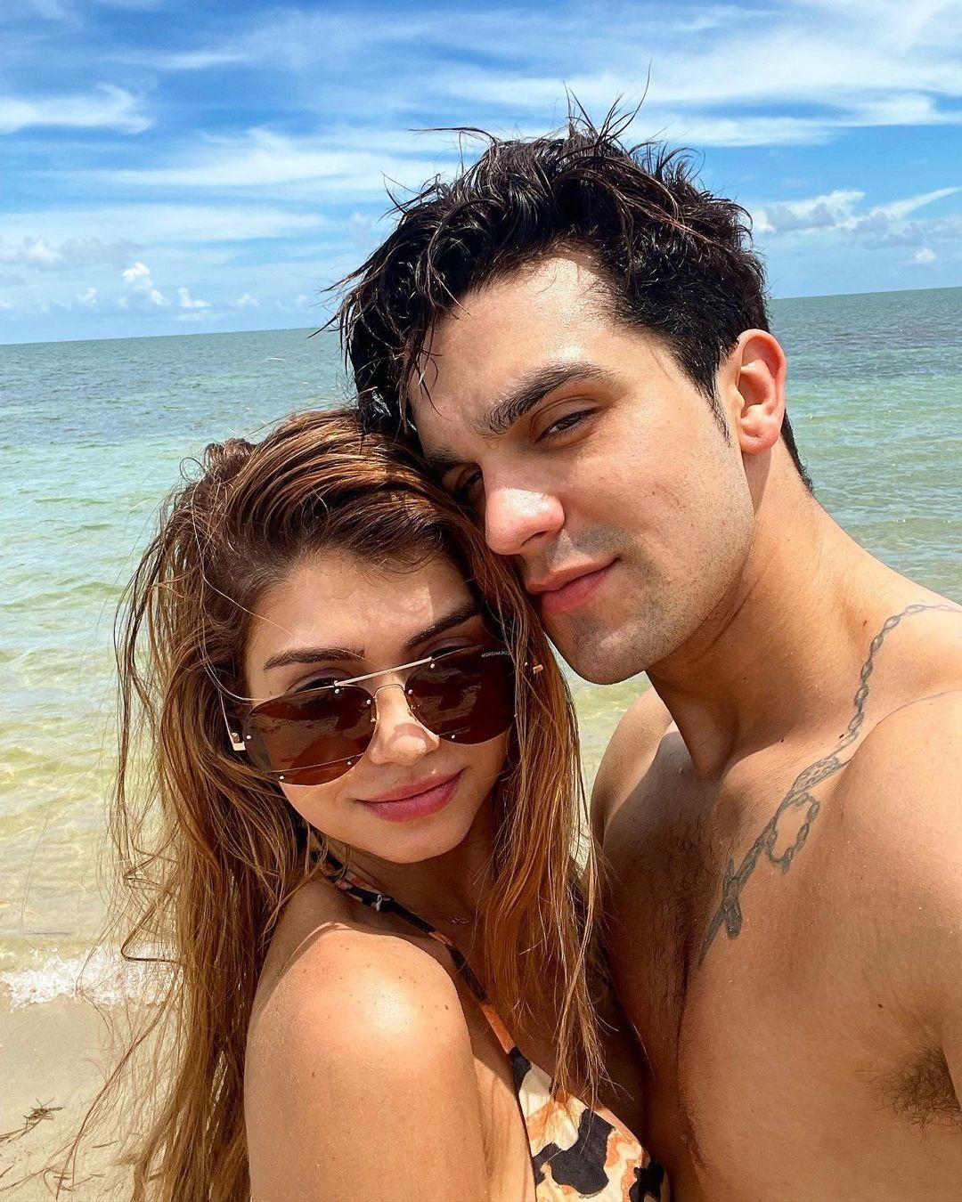 Luan Santana e Izabela Cunha aproveitaram dia de praia (Foto: Reprodução/Instagram)