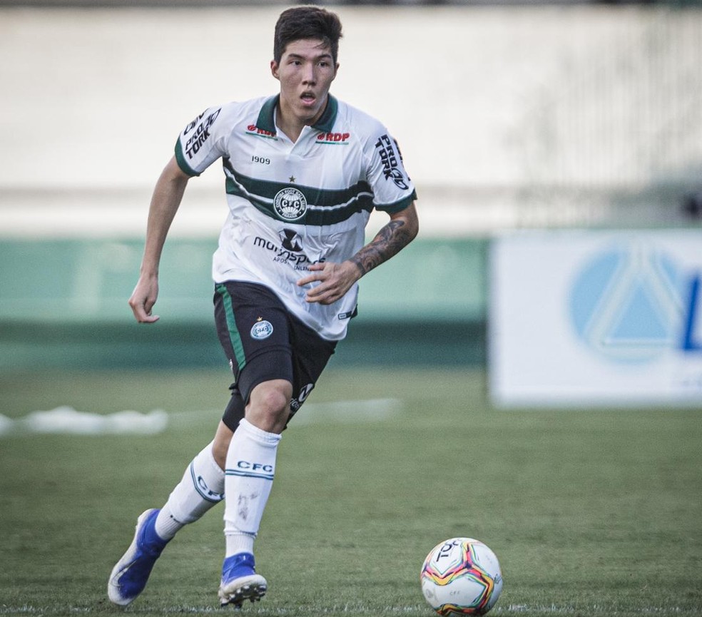 Kazu ganha primeira chance e estreia como profissional do ...