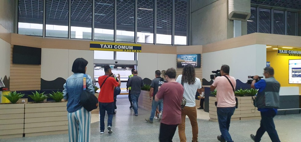 Menina levada para o MA desembarca no Rio e vai para delegacia depor — Foto: Eliane Santos/g1 Rio 