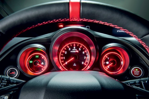 Painel com iluminação vermelha ressalta a vocação para velocidade do Civic Type R (Foto: Divulgação)
