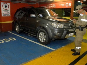 Motoristas foram autuados por estacionar em vaga especial (Foto: Altemar Alcantara / Semcom)