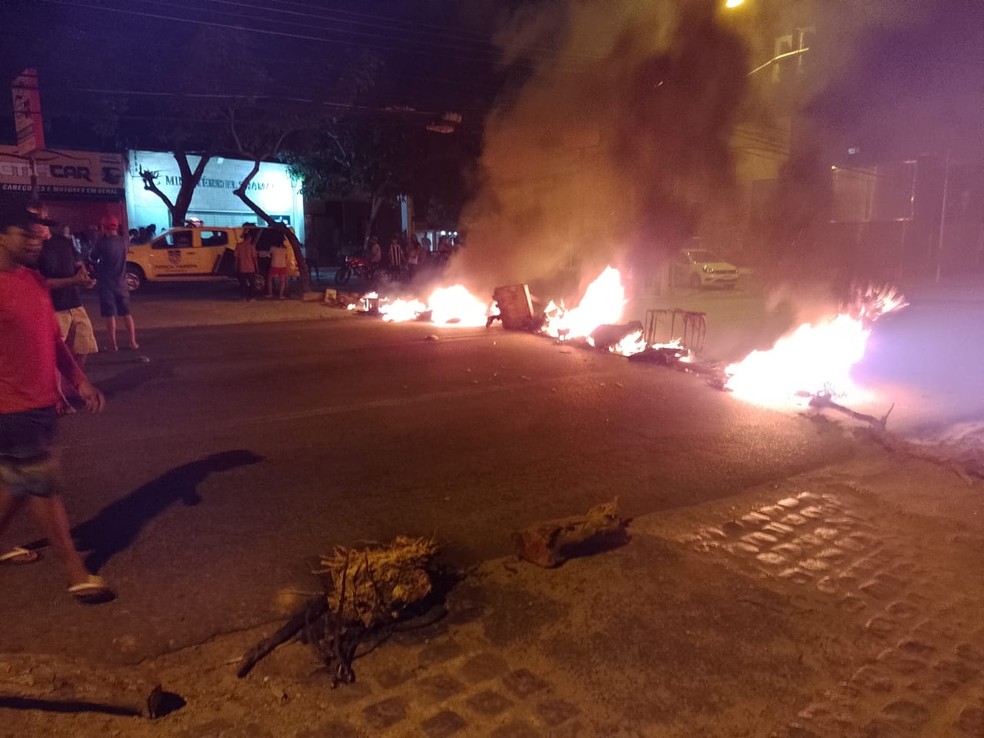 Protesto contra falta d'água bloqueia Av. Juca Sampaio, no Barro Duro, em Maceió  — Foto: Sidney Sarmento/Arquivo pessoal