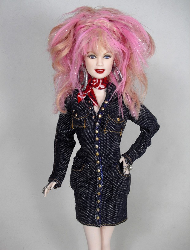 A boneca de Cyndi Lauper, em sua versão 2016, foi inspirada no ensaio do disco Detour (Foto: Divulgação)