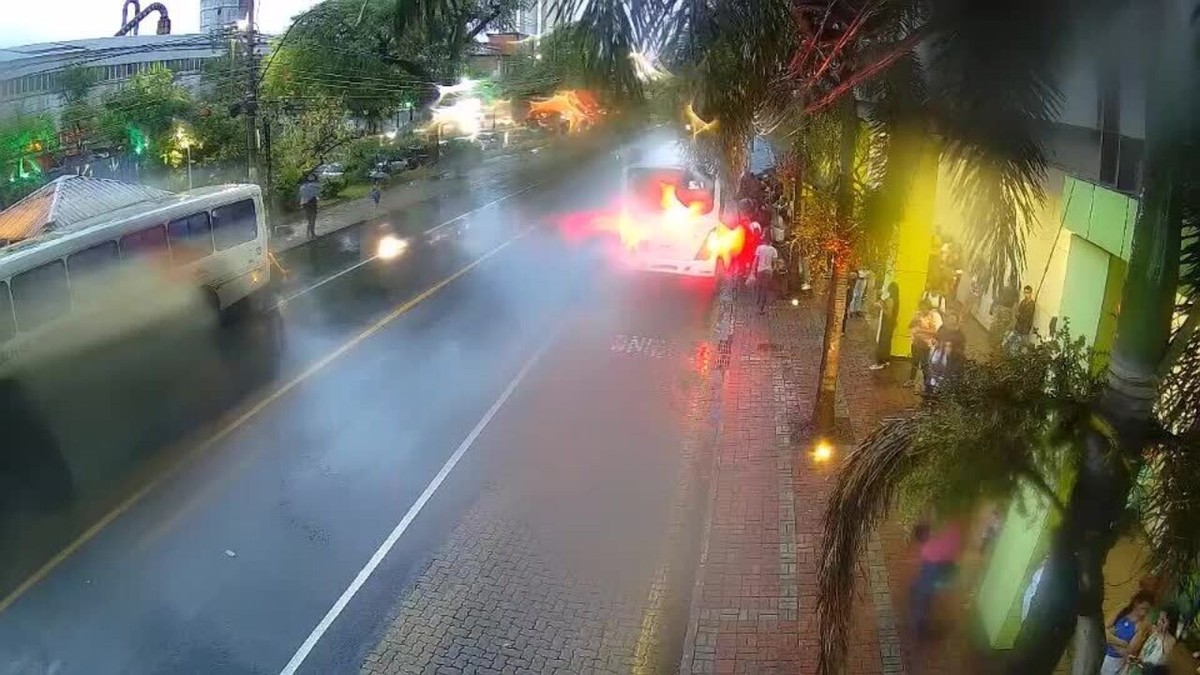 VÍDEO: Homem cai de moto e vai parar embaixo de ônibus em Volta Redonda