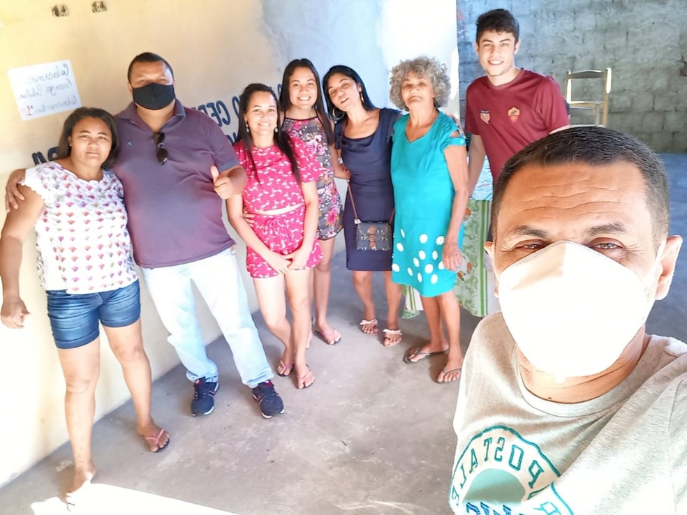 Jucilene Vieira (de bolsa) usou as redes sociais para buscar a mãe 38 anos após a separação — Foto: Arquivo pessoal