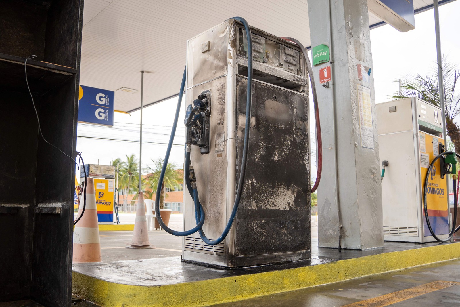 Posto de gasolina queimado é visto em Natal — Foto: Alessandro IMPERIAL / AFP