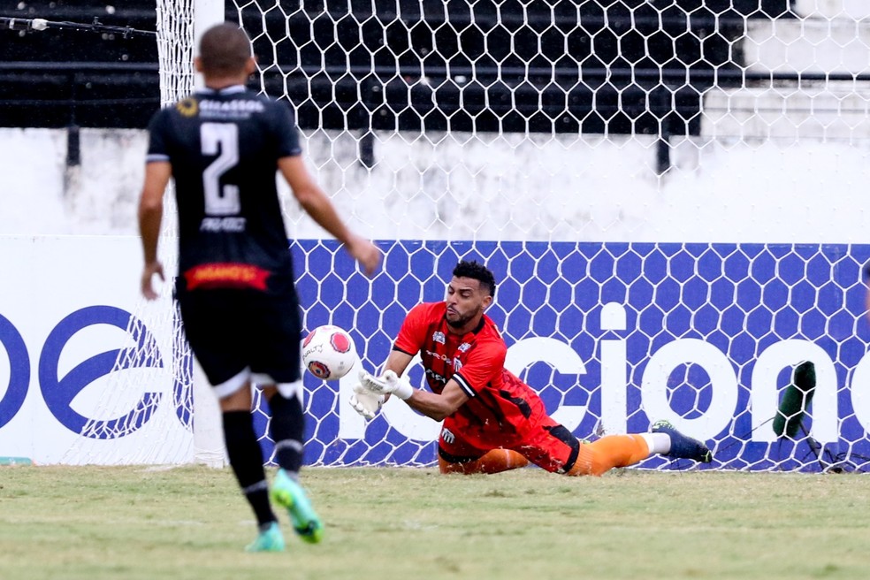 Alex Vila Nova, goleiro do Central, falha na hora da defesa — Foto: Marlon Costa/Pernambuco Press