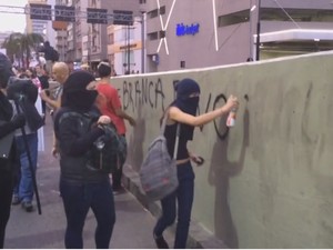 Manifestantes picham paredes de viaduto durante ato (Foto: Estêvão Pires/RBS TV)