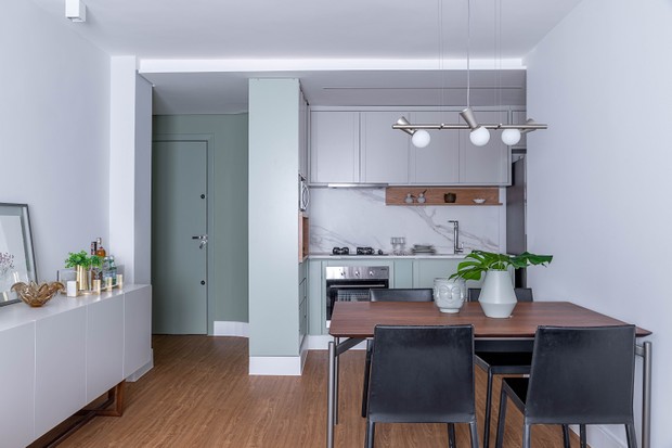 58 m² com toques de verde, piso de madeira e espaço de home office (Foto: Rafael Renzo @rafaelrenzo_fotografia)