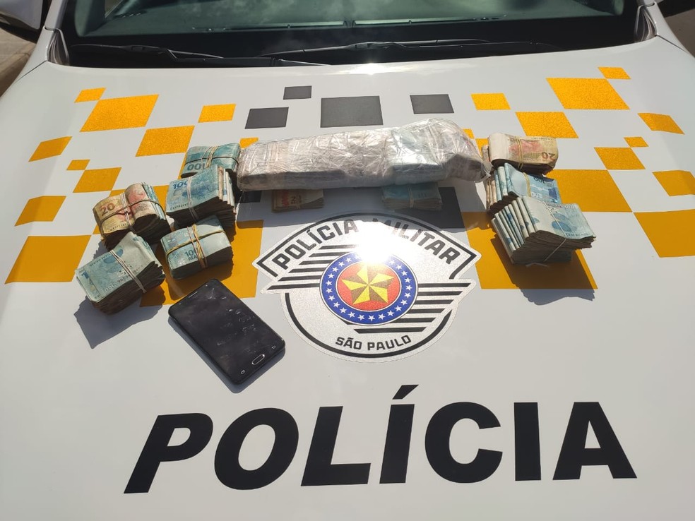 Valor foi apreendido e levado para a delegacia em Ava?  ? Foto: Pol?cia Rodovi?ria / Divulga??o