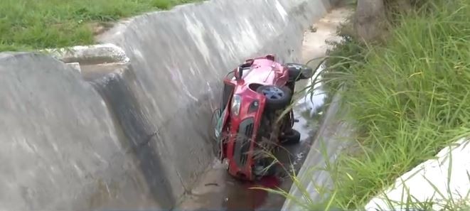 Motorista fica ferido após veículo cair em vala em Vitória da Conquista