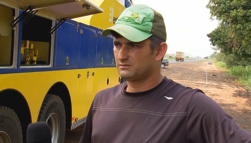 Motorista do caminhão que bateu de frente com o carro contou como foi o acidente em Marília (Foto: Robson do Carmo / TV TEM )