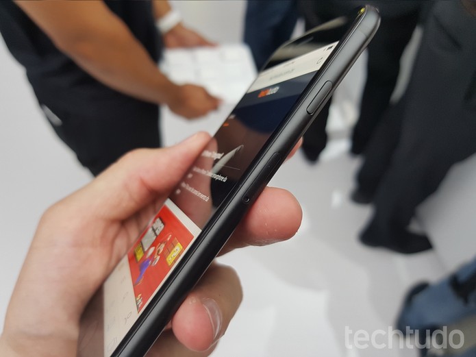 Lateral do iPhone 7 preto fosco, que mais parece um item do cinto de utilidades do Batman (Foto: Thássius Veloso/TechTudo)