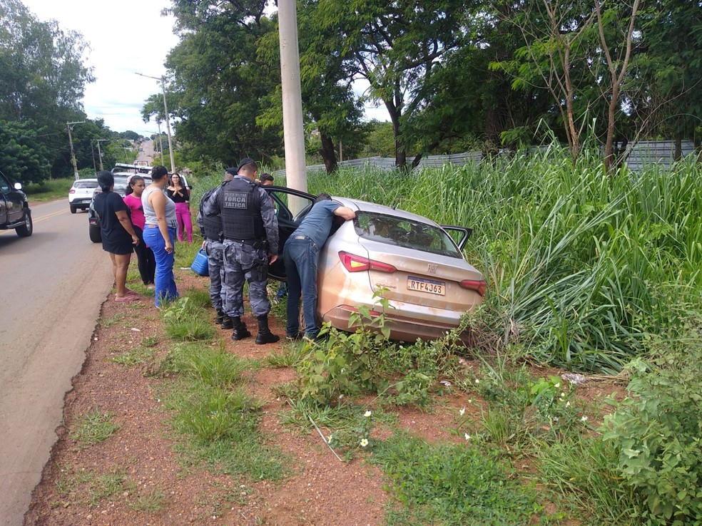 Motorista bateu veículo em poste — Foto: Divulgação