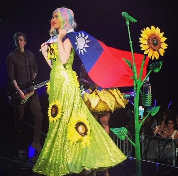 Katy Perry com a bandeira de Taiwan durante turnê na Ásia (Foto: Reprodução Twitter)