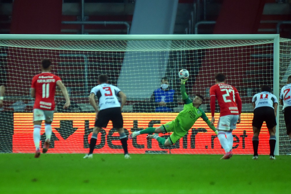 No empate de Inter  e Olimpia no Beira-Rio, Aguilar defendeu p&ecirc;nalti de Edenilson  &mdash; Foto: Staff Images / Conmebol