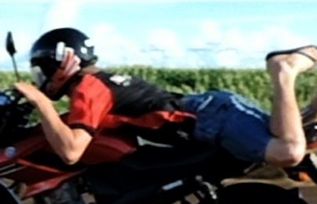 Motociclista é flagrado pilotando em alta velocidade e deitado sobre banco, em Santa Helena de Goiás (Foto: Reprodução/TV Anhanguera)