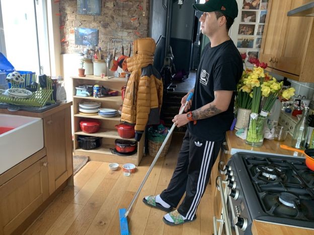 Morgan também colabora em algumas tarefas domésticas (Foto: BBC)
