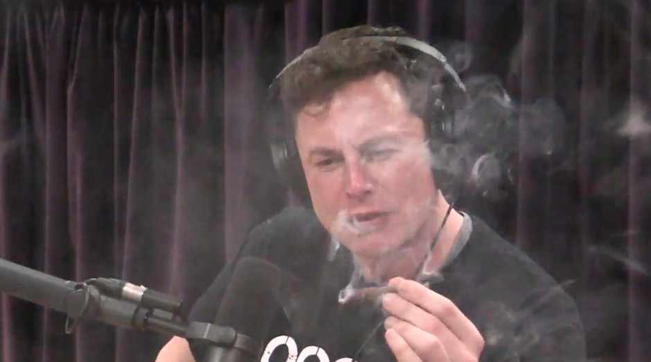 Elon Musk fumou maconha em transmissão ao vivo (Foto: Reprodução)