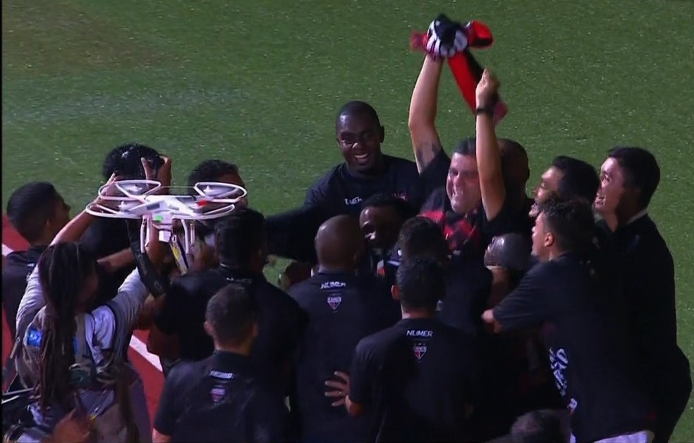 Marcelo Cabo é erguido pelos jogadores do Atlético-GO após conquistar o título brasileiro da Série B de 2016 — Foto: Reprodução / SporTV