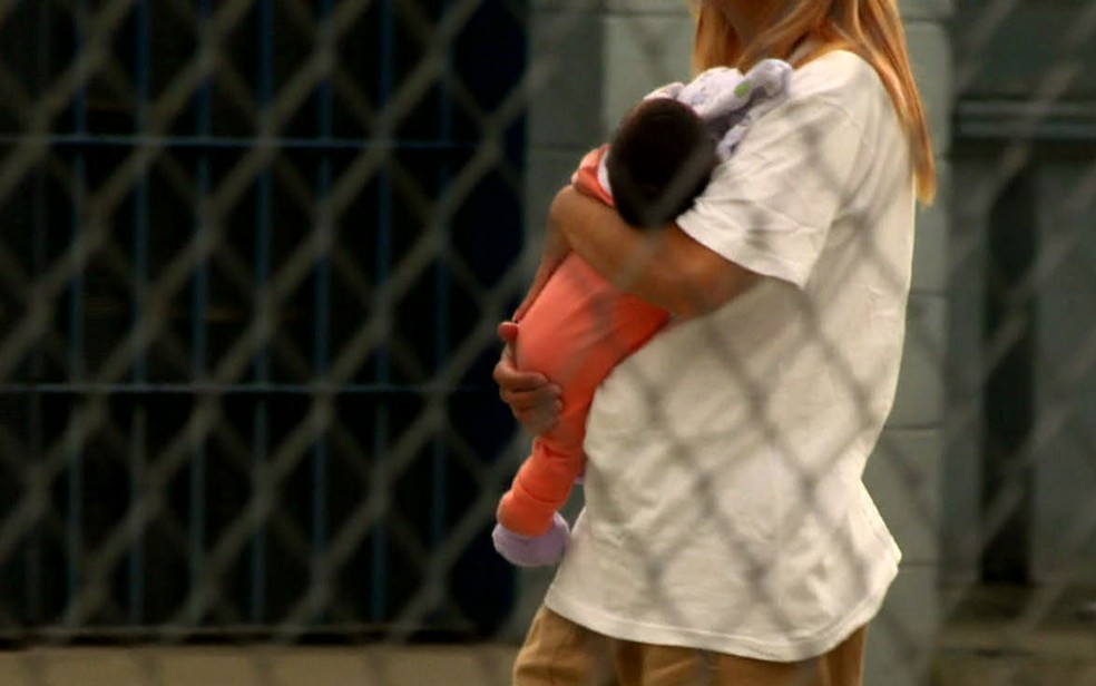 São Paulo tem mais de 3 mil presas grávidas ou com filhos nos presídios — Foto: GloboNews/Reprodução