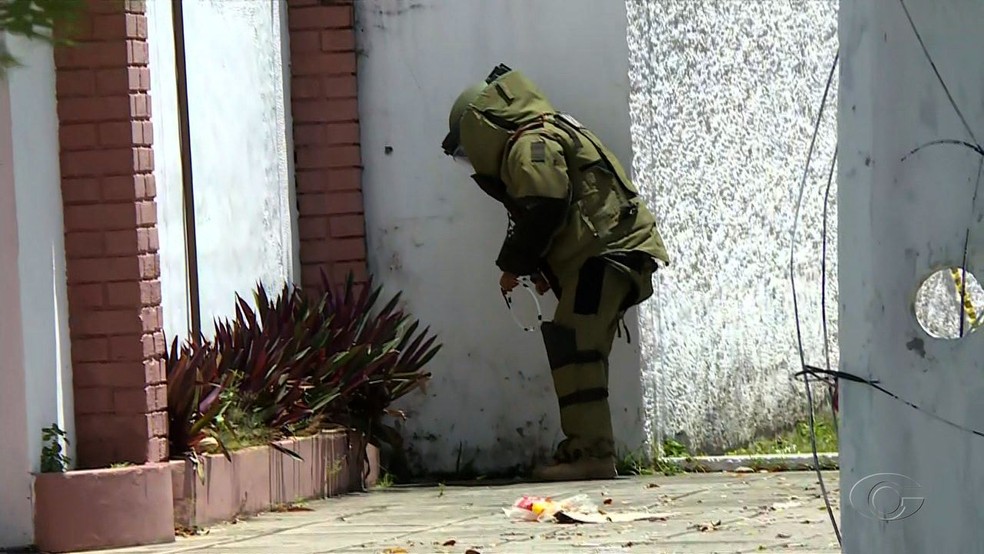 Esquadrão antibombas do BOPE é acionado para detonar artefato encontrado no Farol, em Maceió — Foto: Reprodução/TV Gazeta